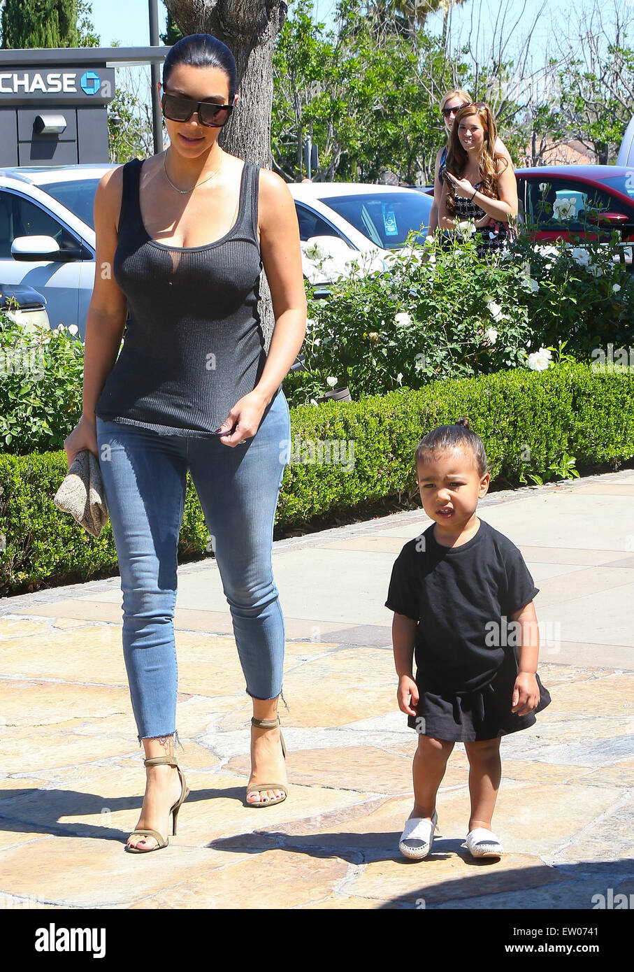 Kim Kardashian and her sister Kourtney Kardashian leave a movie theatre