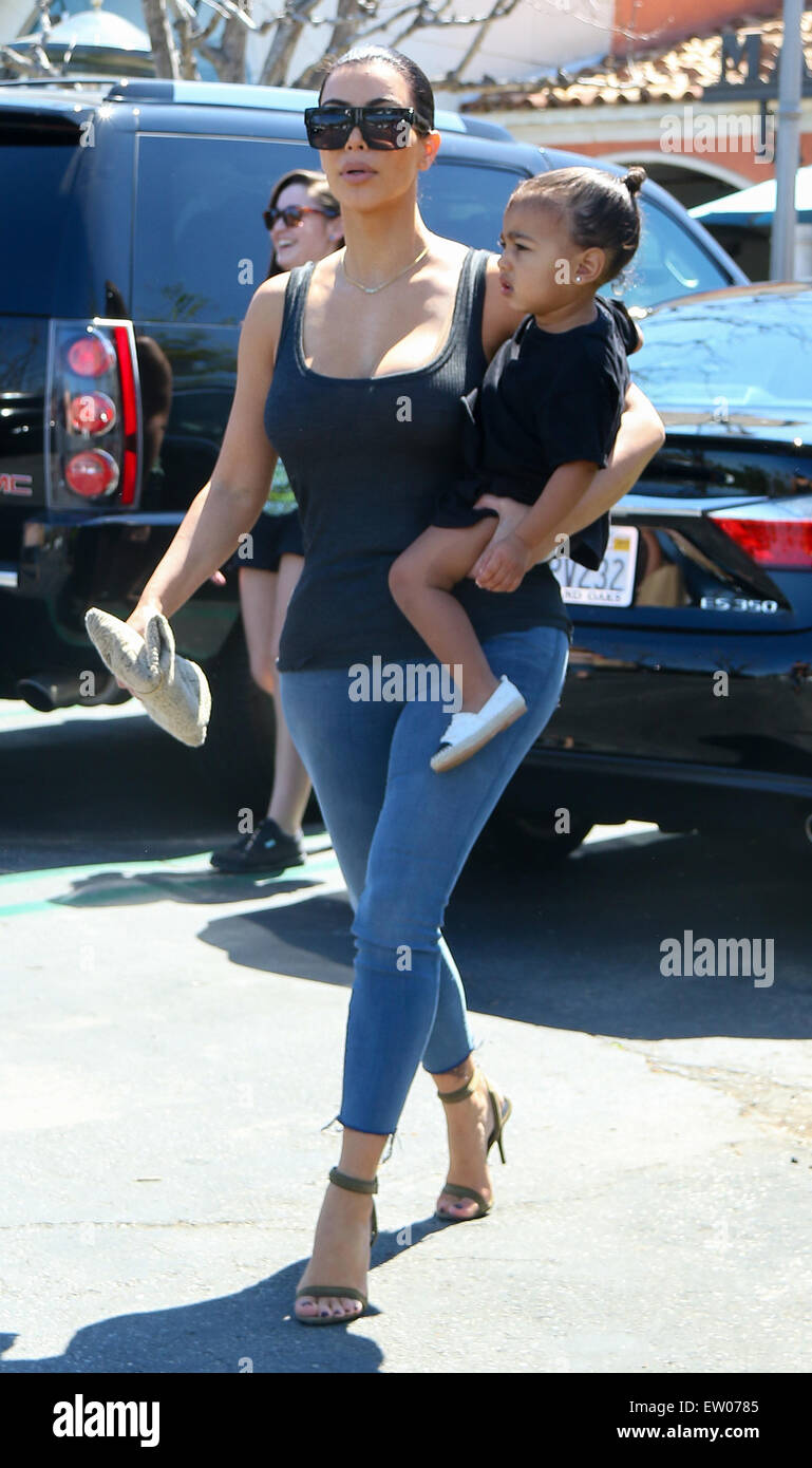 Kim Kardashian and her sister Kourtney Kardashian leave a movie theatre