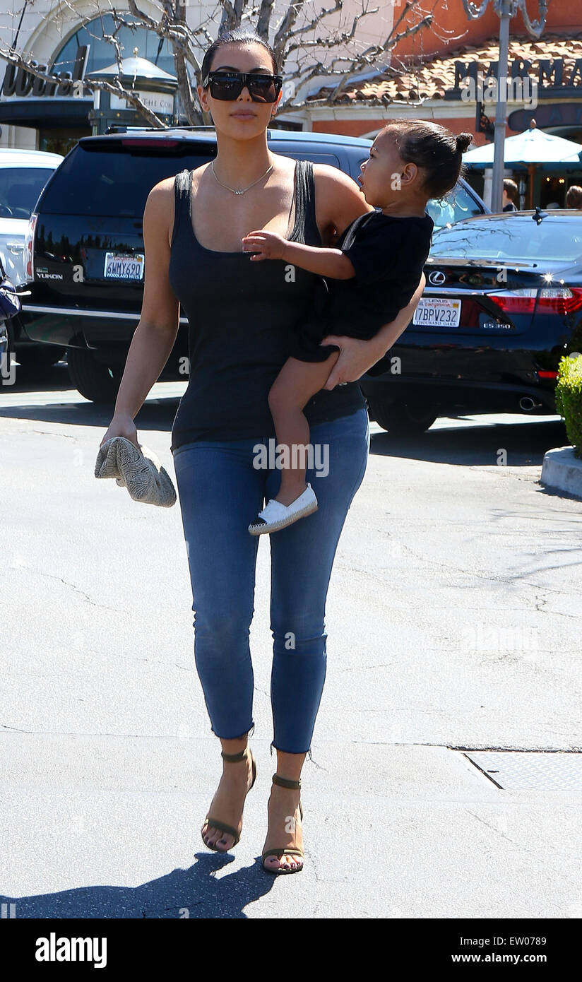 Kim Kardashian and her sister Kourtney Kardashian leave a movie theatre