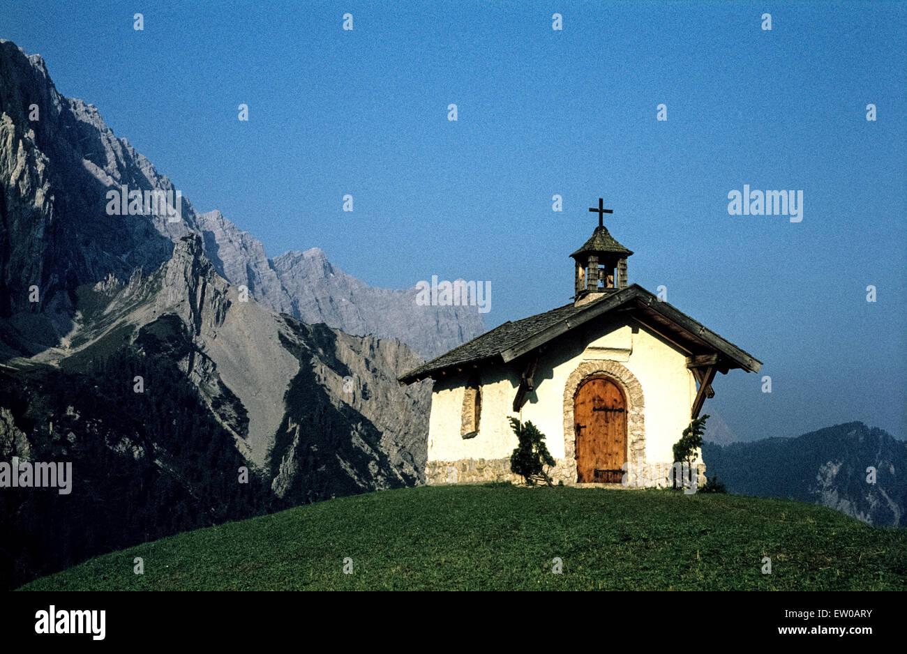Kleine Kapelle auf der Kohleralm am Halleranger 1977 Chapelle at Kohleralm Austria Stock Photo