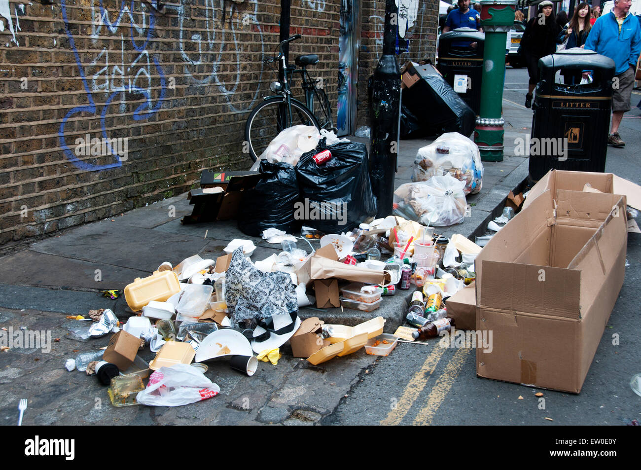 Rubbish on london street hi-res stock photography and images - Alamy