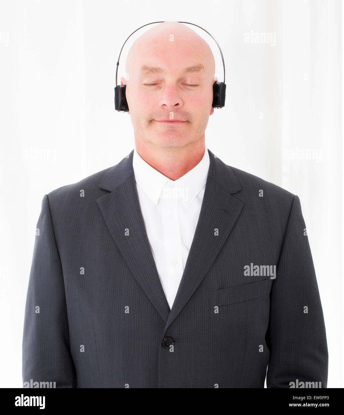 Man in business suit headphones hi-res stock photography and images - Alamy