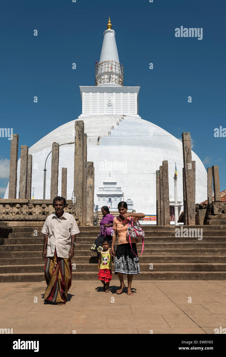 Visitors at Ruwanwelisaya (Ruwanweli Maha Seya) Stupa, Anuradhapura, Sri Lanka Stock Photo