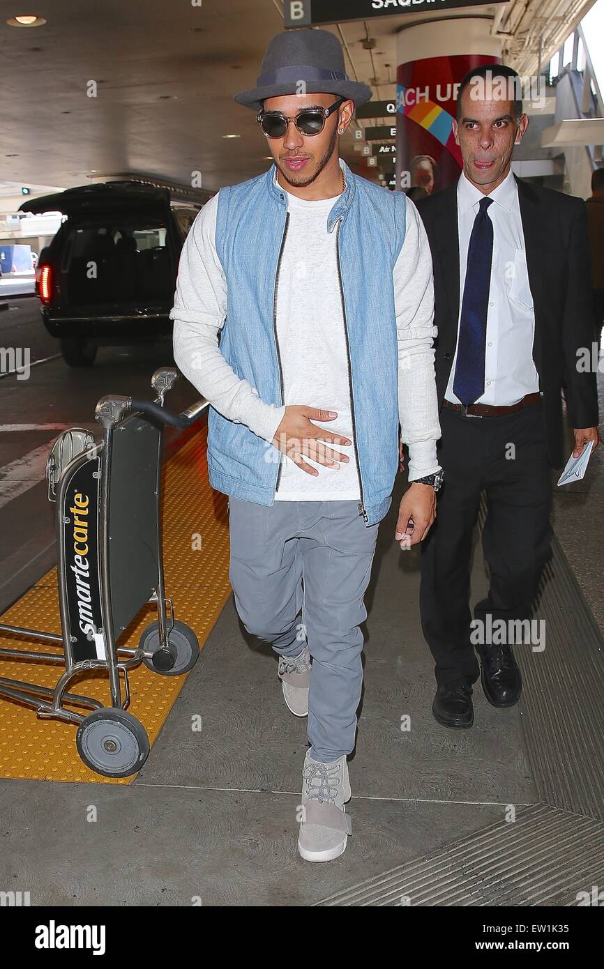 bolvormig tekst Verhoogd Lewis Hamilton, wearing a pair of Kanye West x Adidas Yeezy 750 Boost,  arrives at Los Angeles International Airport (LAX) on a flight from London  Featuring: Lewis Hamilton Where: Los Angeles, California,