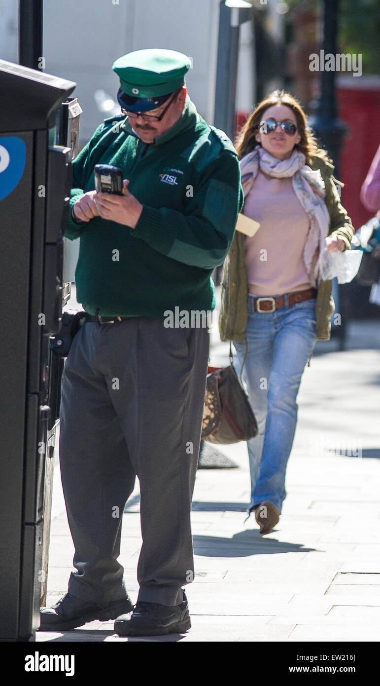 Geri Halliwell is assisted by a ticket inspector in paying for parking at a ticket machine in North London after initially forgetting her registration number  Featuring: Geri Halliwell Where: London, United Kingdom When: 07 Apr 2015 C Stock Photo