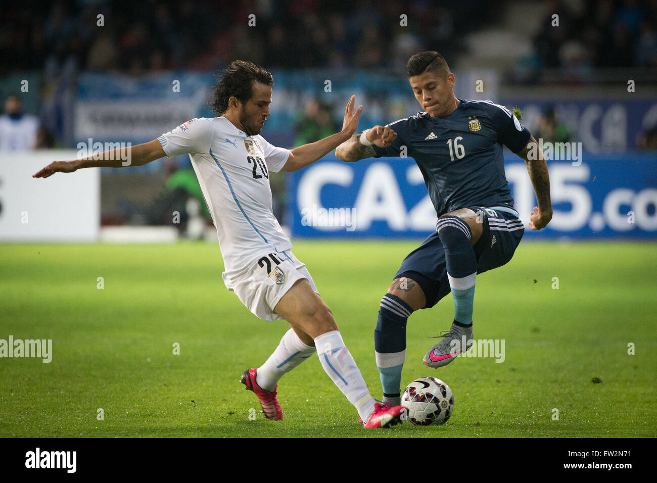 La Serena, Chile. 16th June, 2015. Marcos Rojo (R) of Argentina vies with Alvaro Gonzalez of Uruguay during their Group B match at the 2015 American Cup, at La Portada stadium, in La Serena, Chile, on June 16, 2015. Argentina won 1-0. Credit:  Pedro Mera/Xinhua/Alamy Live News Stock Photo