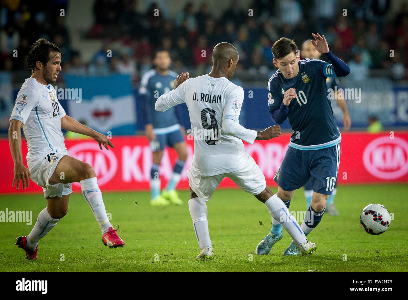 La Serena, Chile. 16th June, 2015. Lionel Messi (R) of Argentina vies for the ball with Alvaro Gonzalez (L) and Diego Rolan of Uruguay during the Group B match of the 2015 American Cup, at La Portada stadium, in La Serena, Chile, on June 16, 2015. Argentina won 1-0. Credit:  Pedro Mera/Xinhua/Alamy Live News Stock Photo