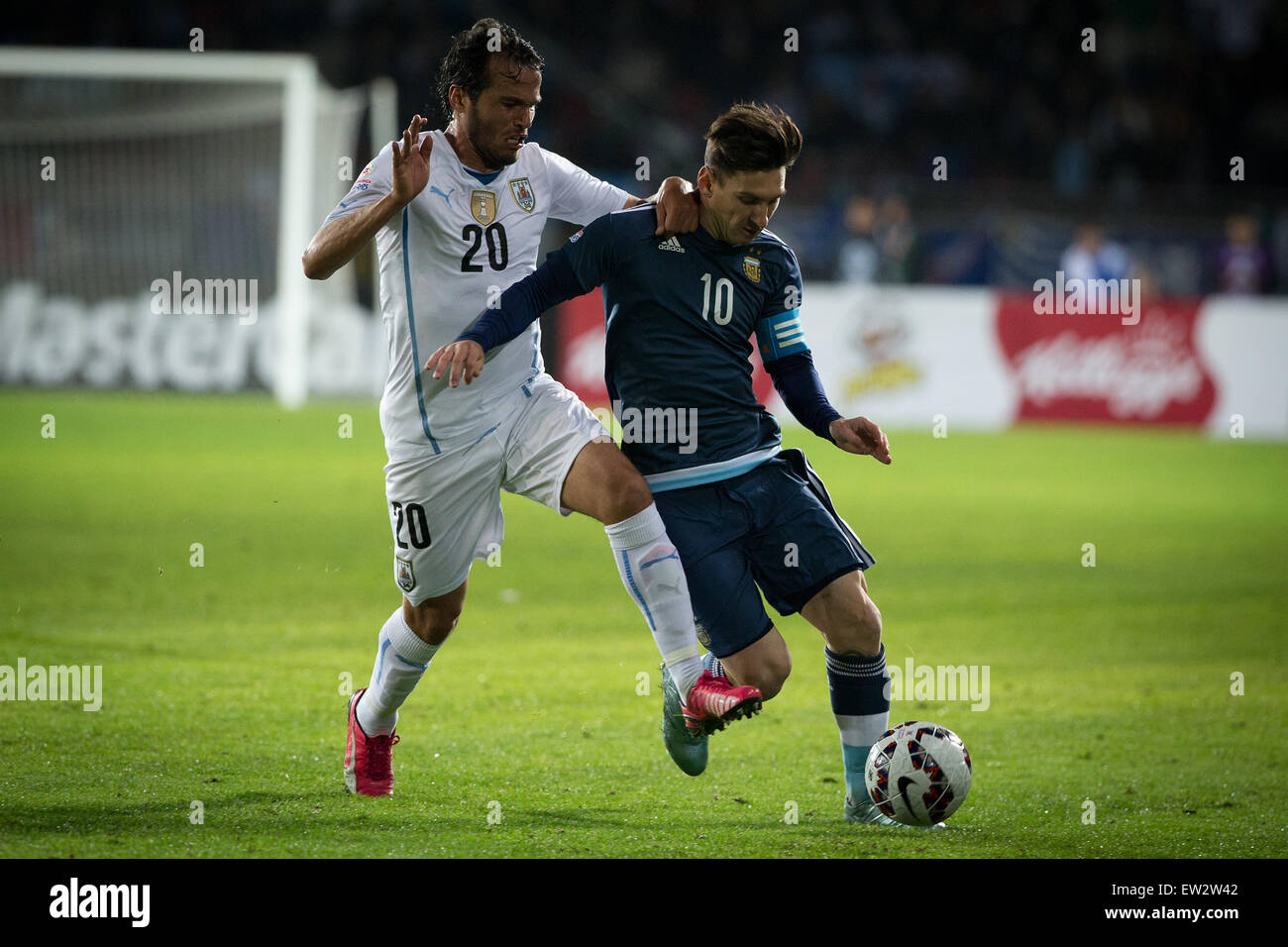 La Serena, Chile. 16th June, 2015. Lionel Messi (R) of Argentina vies for the ball with Alvaro Gonzalez of Uruguay during the Group B match at the 2015 American Cup, at La Portada stadium, in La Serena, Chile, on June 16, 2015. Argentina won 1-0. Credit:  Pedro Mera/Xinhua/Alamy Live News Stock Photo