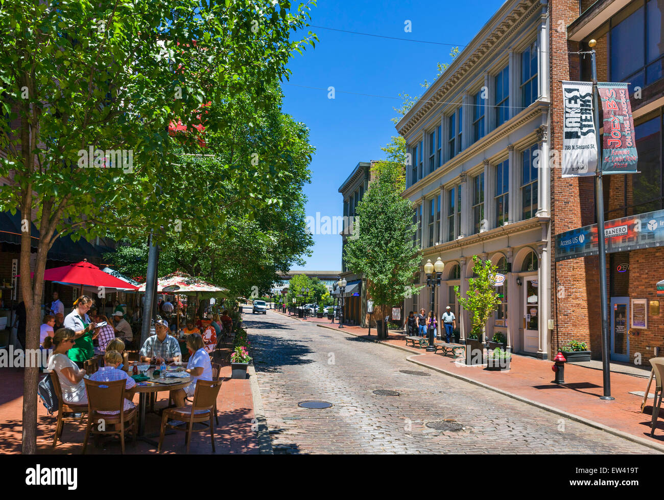 Shops and restaurants on North 2nd Street in Laclede's Landing on the historic riverfront, St Louis, Missouri, USA Stock Photo
