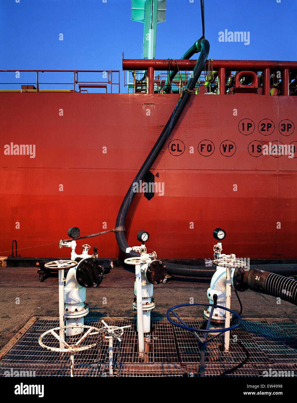 oil tanker discharging Stock Photo Alamy
