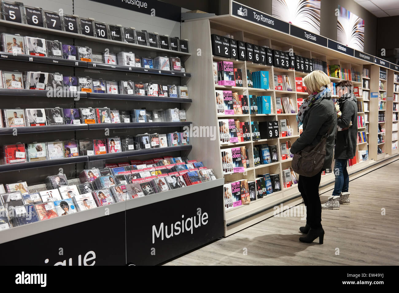 académico Hablar ojo Customers in the media section in a Carrefour Hypermarket Stock Photo -  Alamy