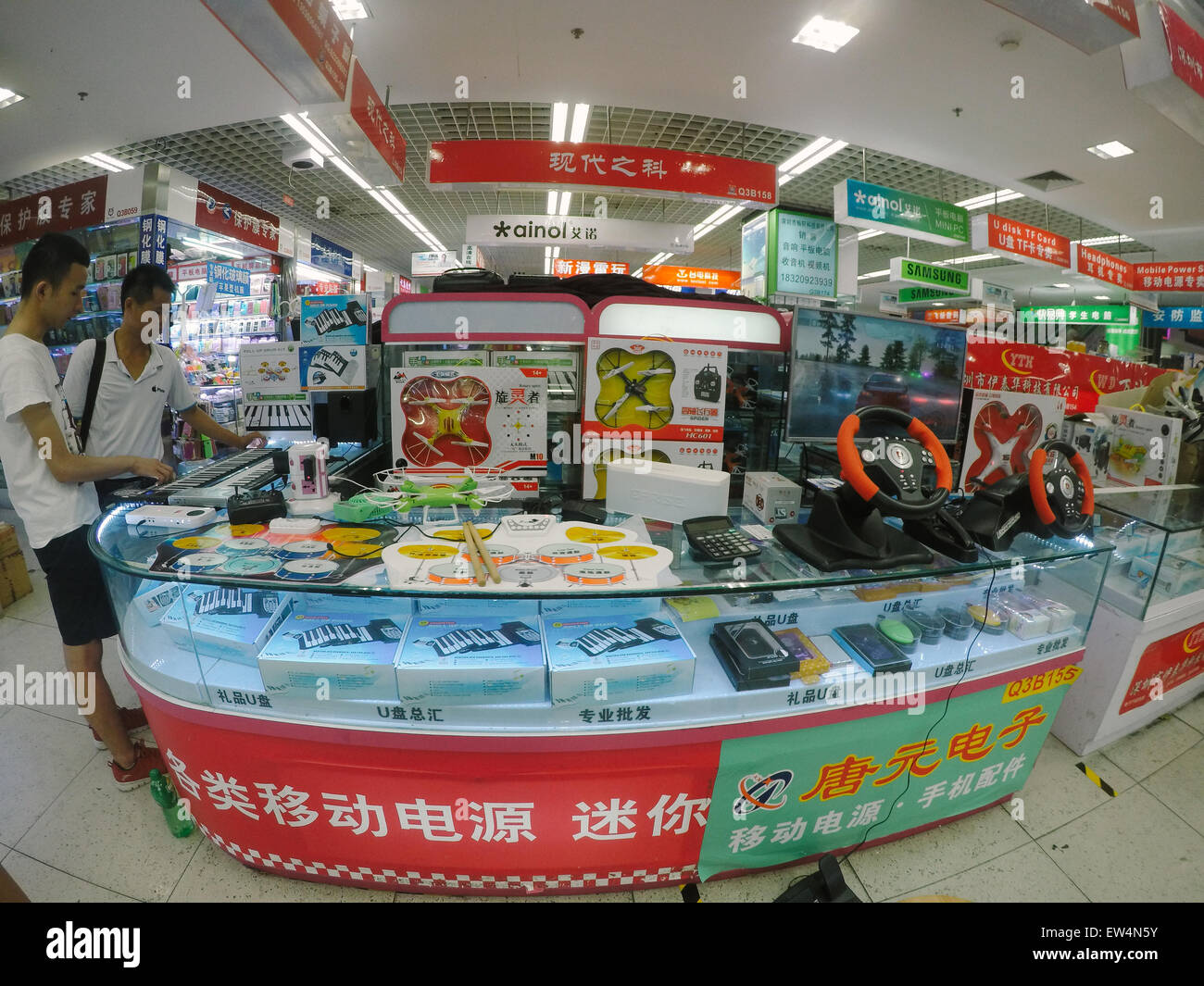 Huaqiangbei electronics market of Shenzhen in China Stock Photo Alamy
