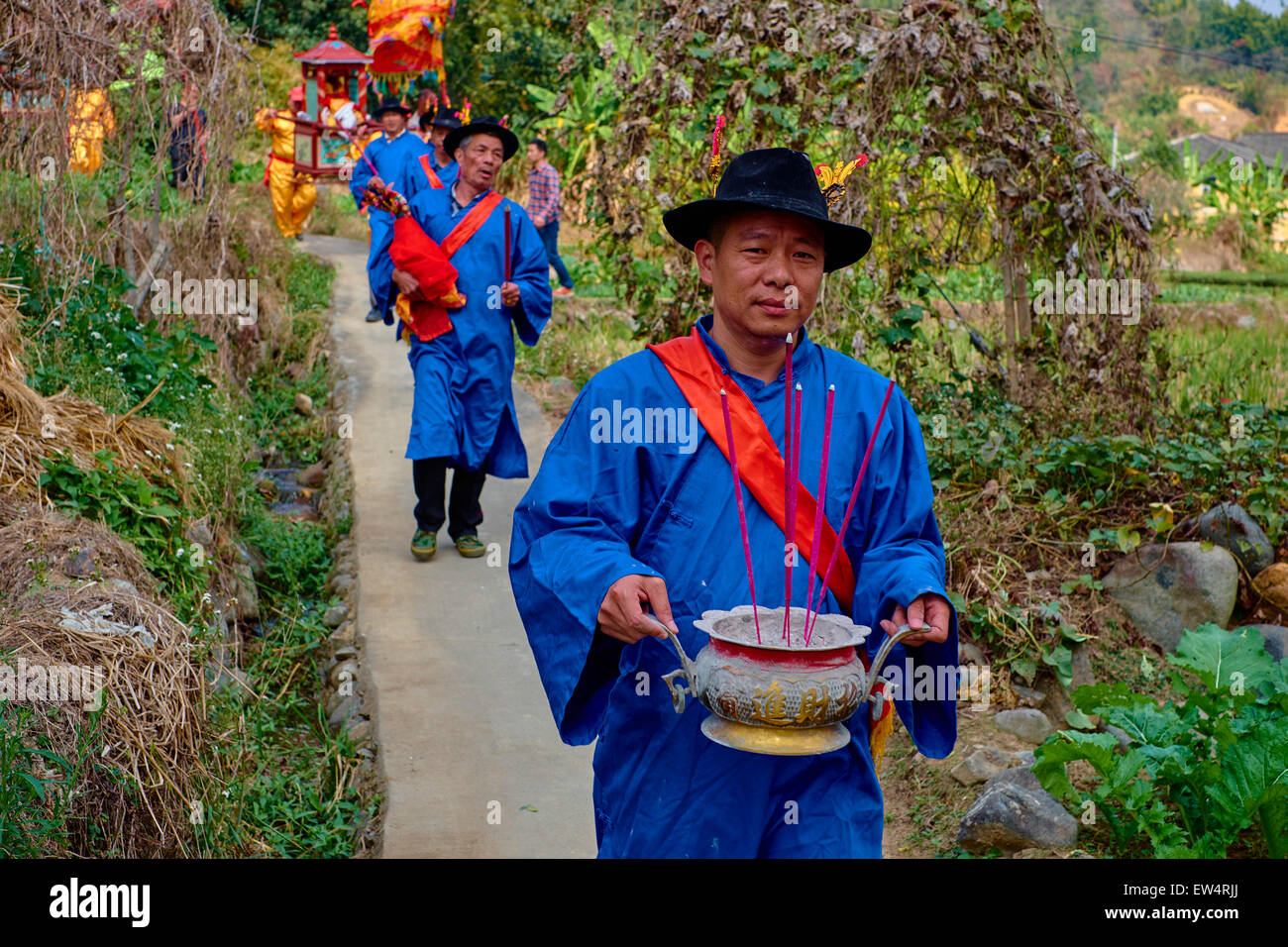 China, Fujian province, Taxia village, religious festival, the monk show the gods statues to the villagers Stock Photo