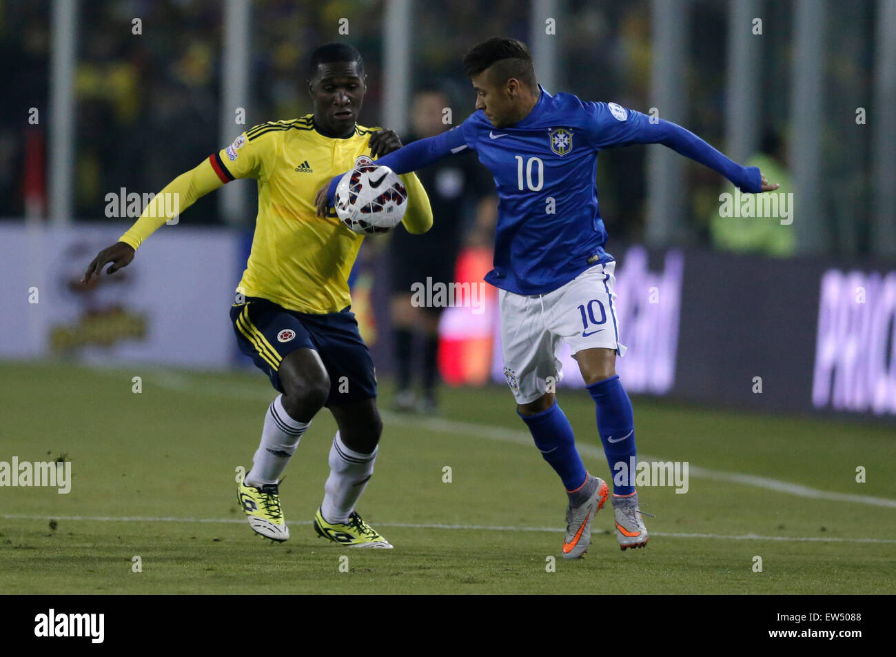 Santiago, Chile. 17th June, 2015. Neymar (R) of Brazil vies for the ball with Cristian Zapata of Colombia during the Group C match of the Copa America Chile 2015, at the Estadio Monumental, in Santiago, Chile, on June 17, 2015. Credit:  Guillermo Arias/Xinhua/Alamy Live News Stock Photo