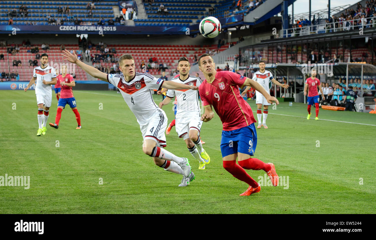Prague, Czech Republic. 17th June, 2015. Germany's Matthias Ginter (L) and Aleksandar Pesic of Serbia vie for the ball during the UEFA Under-21 European Championships 2015 group A soccer match between Germany and Serbia at Letna Stadium in Prague, Czech R Stock Photo