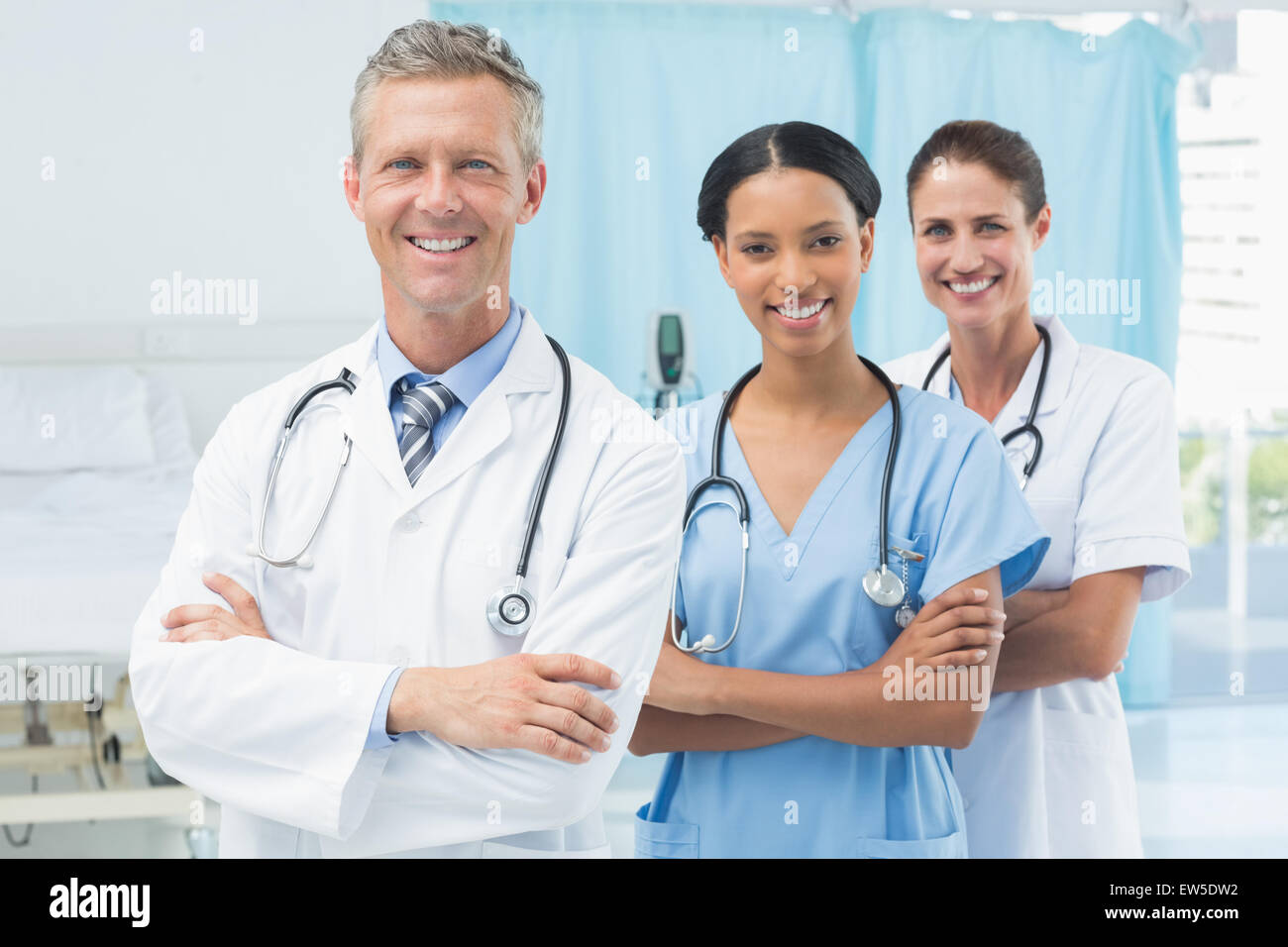 Медики. Доктор мужчина и женщина. Консультирование пар у врача. Консультация врача психолога. Супруги врачи.