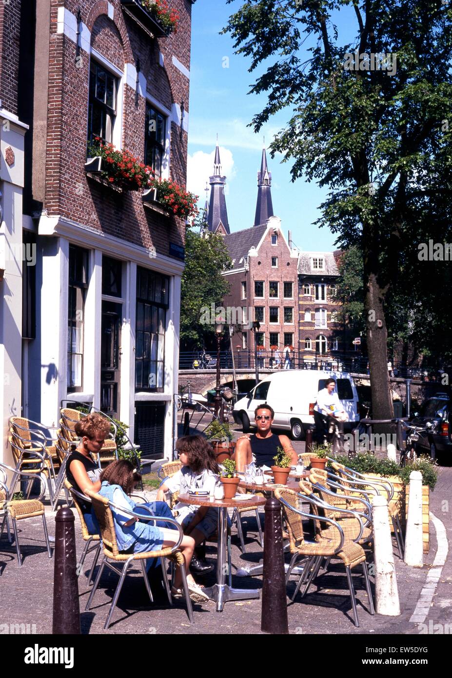 People relaxing at a pavement cafe along Prinsengracht, Amsterdam, Holland, Netherlands, Europe. Stock Photo