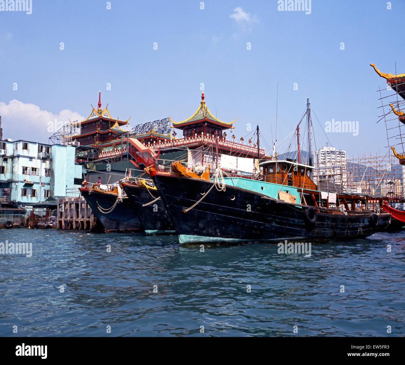 Fishing boats to the rear of the Jumbo floating Chinese restaurant in Aberdeen Harbour, Aberdeen, Hong Kong, China Stock Photo