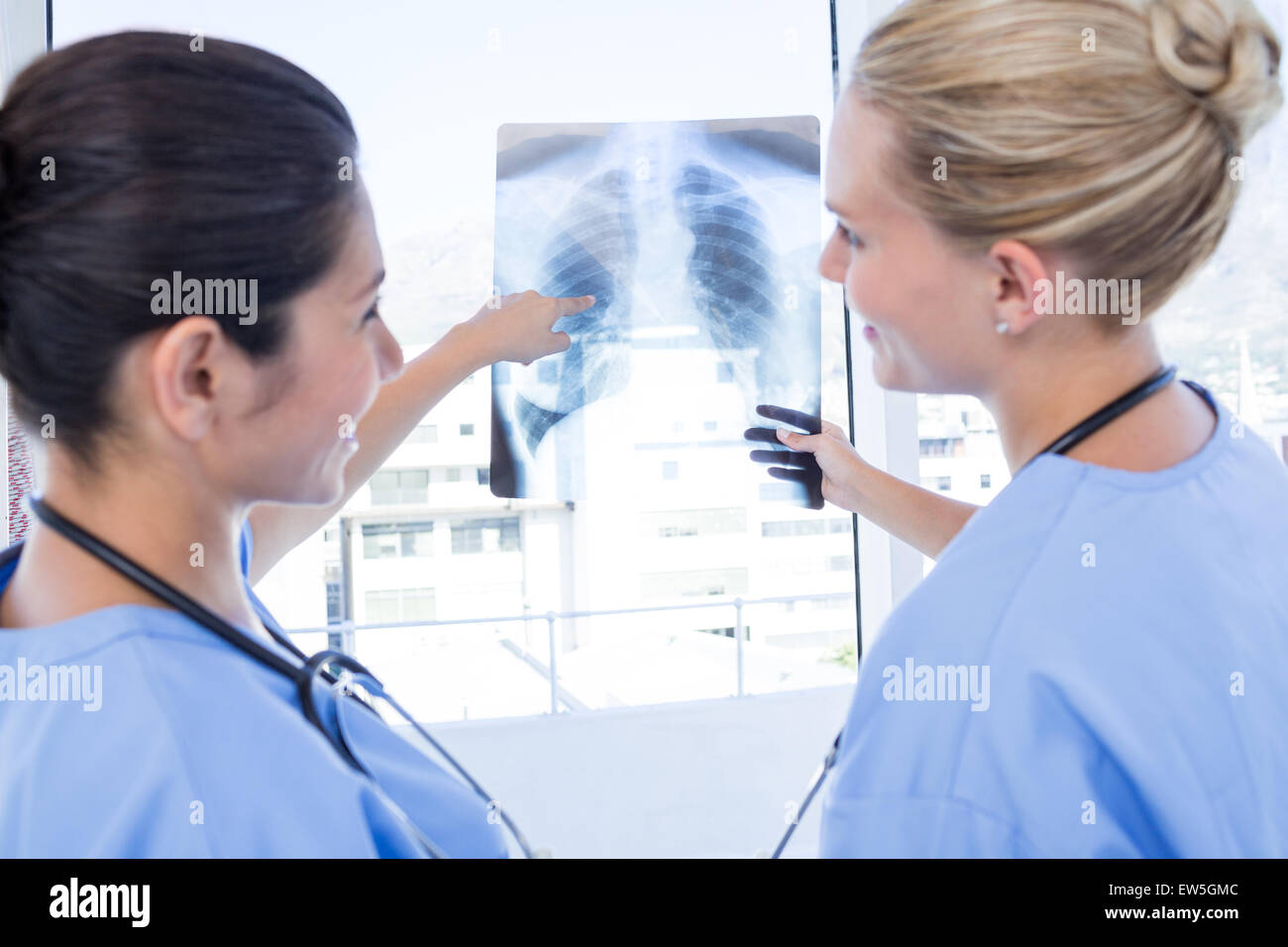 Doctors looking xray together hi-res stock photography and images - Alamy