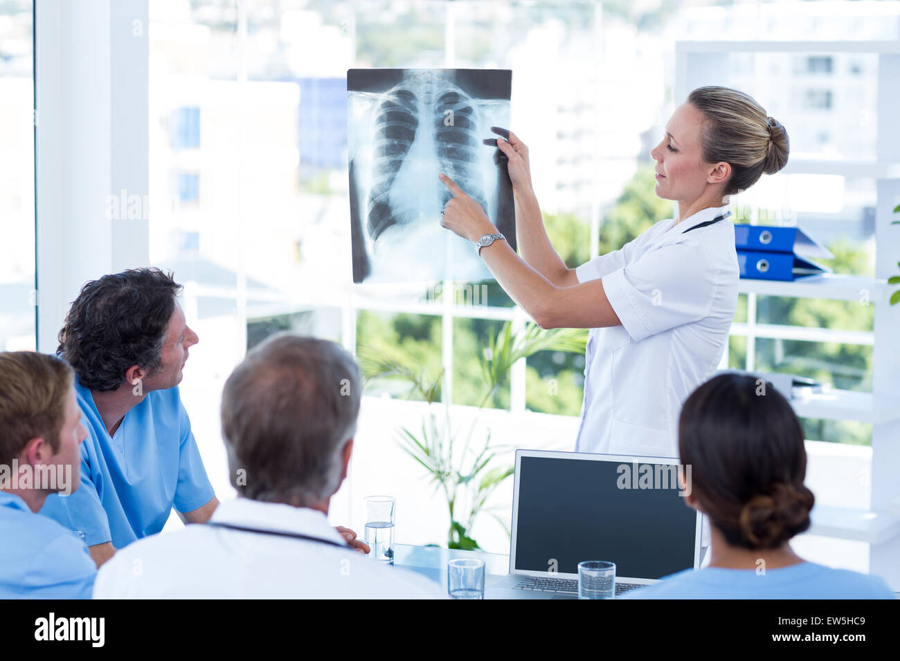 Team doctors looking xray hi-res stock photography and images - Alamy