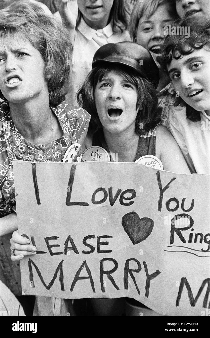 The Beatles in New York City, on their North American Tour ahead of their concert to be held at Forest Hills.   Cheering fans gathered outside the Delmonico Hotel in New York where the band are staying. 28th August 1964. Stock Photo