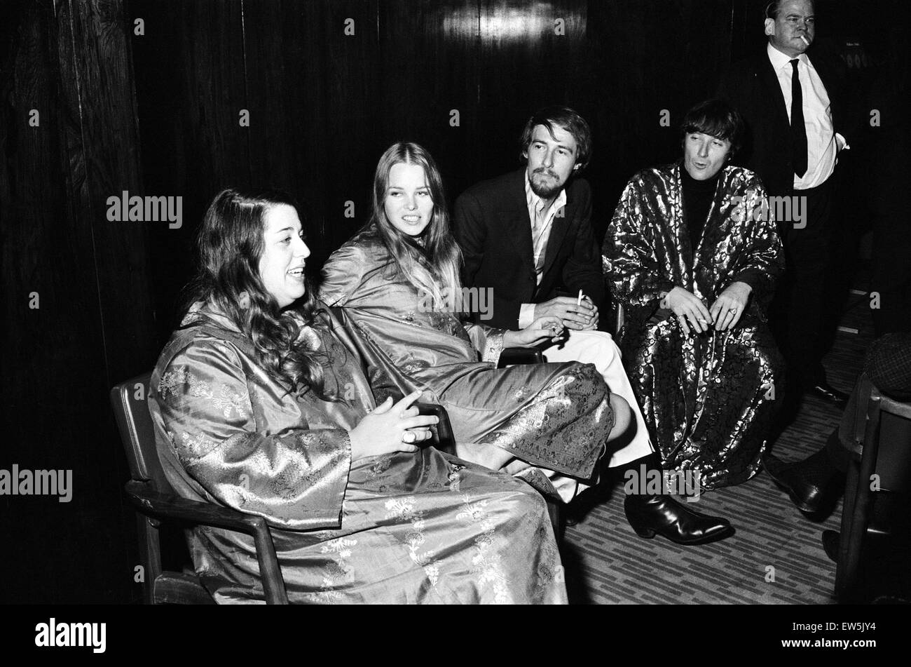 American singing group The Mamas and the Papas seen here in London, l-r,  Cass Elliott, Michelle Gilliam, John Philips and Denny Doherty. The group held a press conference following the release of Cass Elliott from police custody after she was arrested fo Stock Photo