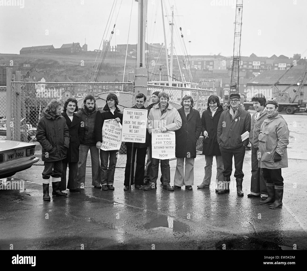 Strike pickets High Resolution Stock Photography and Images Alamy