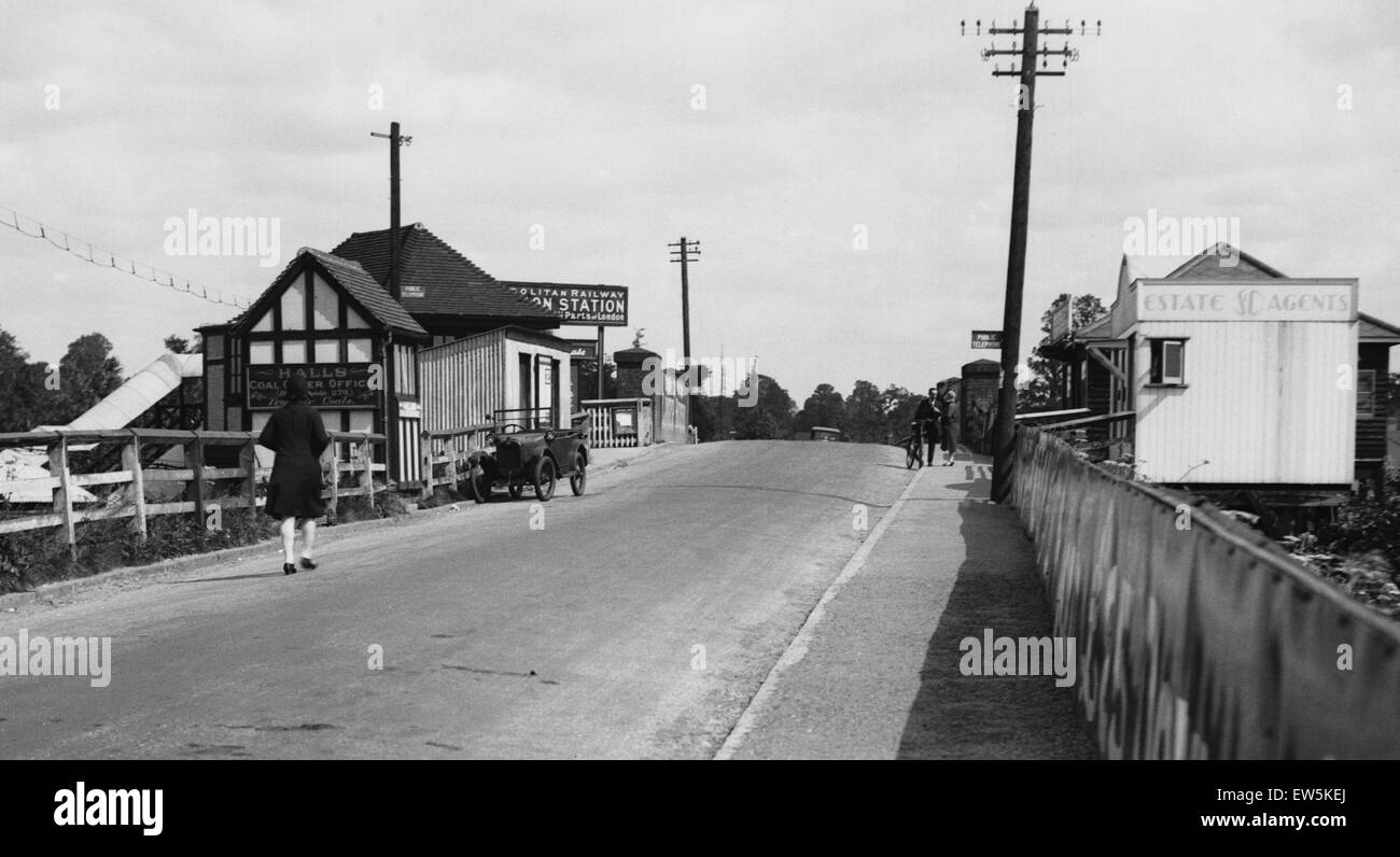 Station bridge Hillingdon, London. Circa 1931 Stock Photo