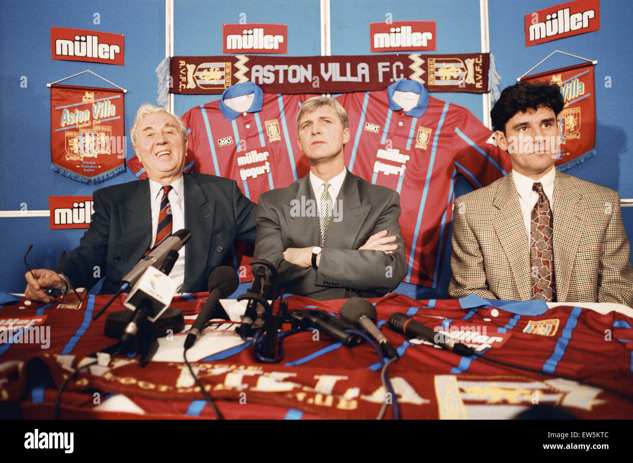 Brian Little is unveiled as Aston Villa's new manager. He is pictured with Doug Ellis (left) and his assistant at Leicester, John Gregory. 25th November 1994. Stock Photo