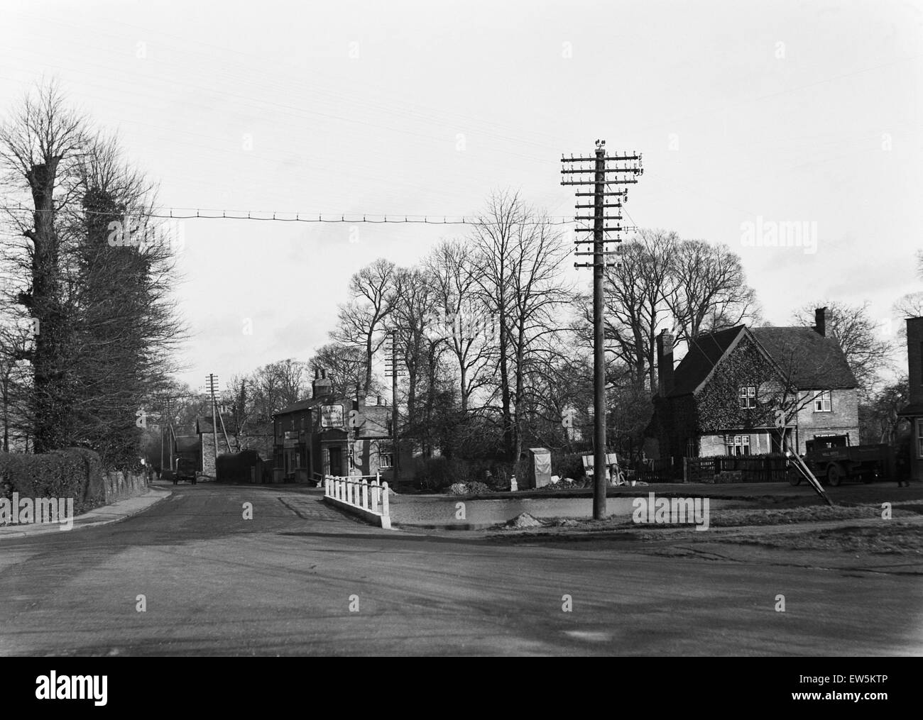 The Fox and Geese public house at Ickenham, London, beside the pond and pump. Circa 1930 Stock Photo