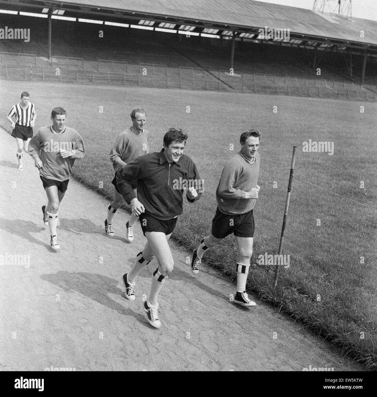 Newcastle FC, Pre Season Training, players jogging around pitch, St James  Park, home of Newcastle United Football Club. 1st August 1961 Stock Photo -  Alamy