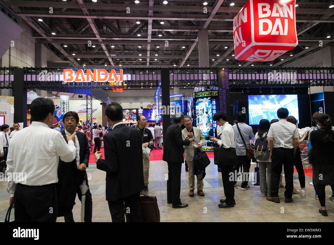 Tokyo, Japan. 18th June, 2015. Visitors gather at the International Tokyo Toy Show 2015 in Tokyo Big Sight on June 18, 2015, Tokyo, Japan. Japan's largest trade show for toy makers attracts buyers and collectors by introducing the latest products from different toymakers from Japan and overseas. The toy fair showcases about 35,000 toys from 149 domestic and foreign companies and is held over four days. Credit:  Rodrigo Reyes Marin/AFLO/Alamy Live News Stock Photo