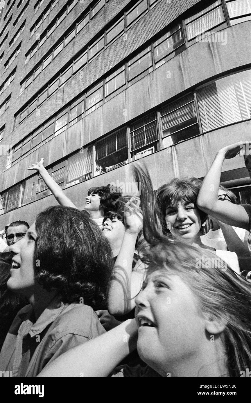The Beatles in New York City, on their North American Tour ahead of their concert to be held at Forest Hills.   Cheering fans gathered outside the Delmonico Hotel in New York where the band are staying. 28th August 1964. Stock Photo