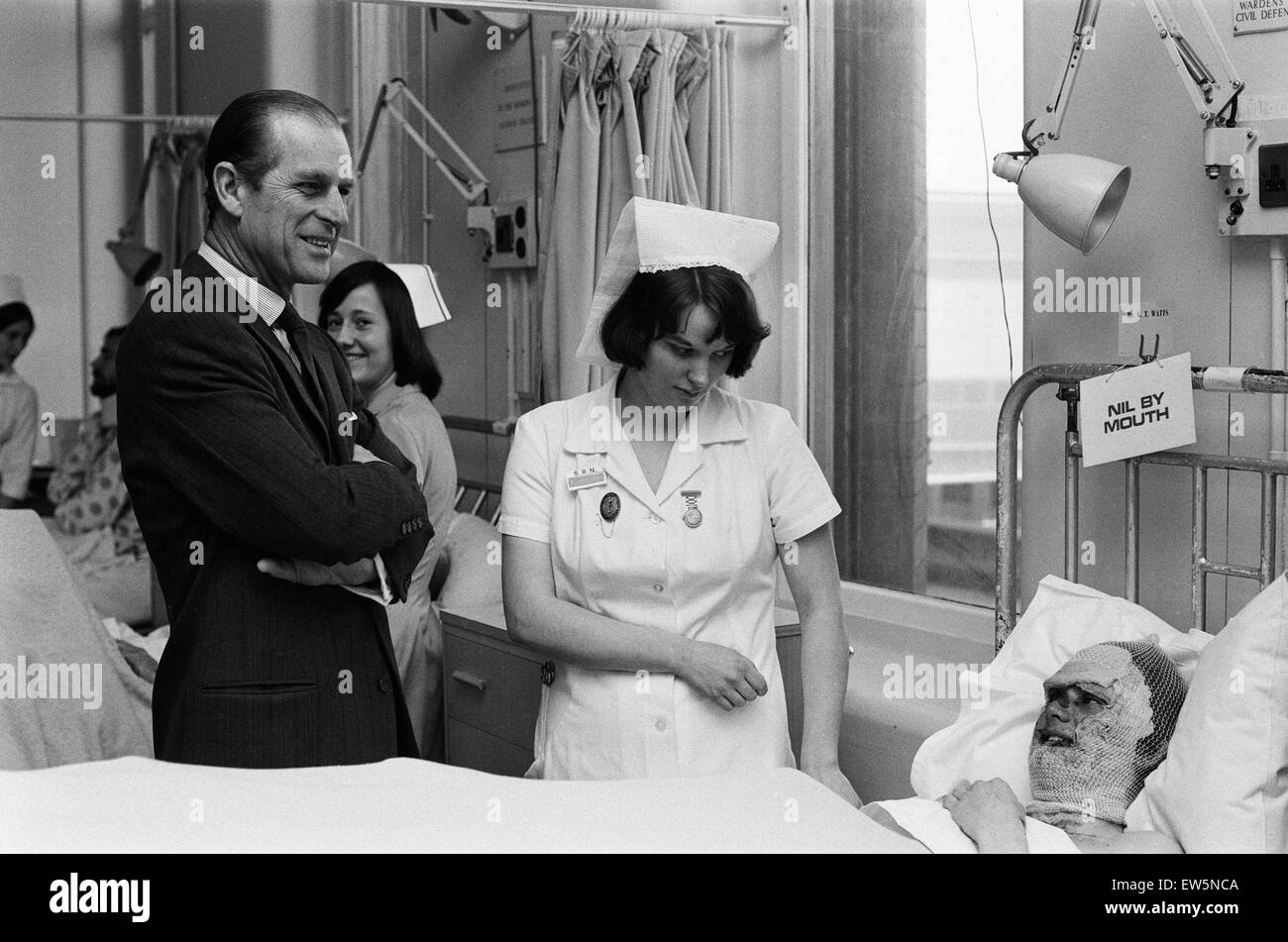 Prince Philip, Duke of Edinburgh, visits victims of the Birmingham Pub Bombings at Birmingham General Hospital. 25th November 1974. Stock Photo