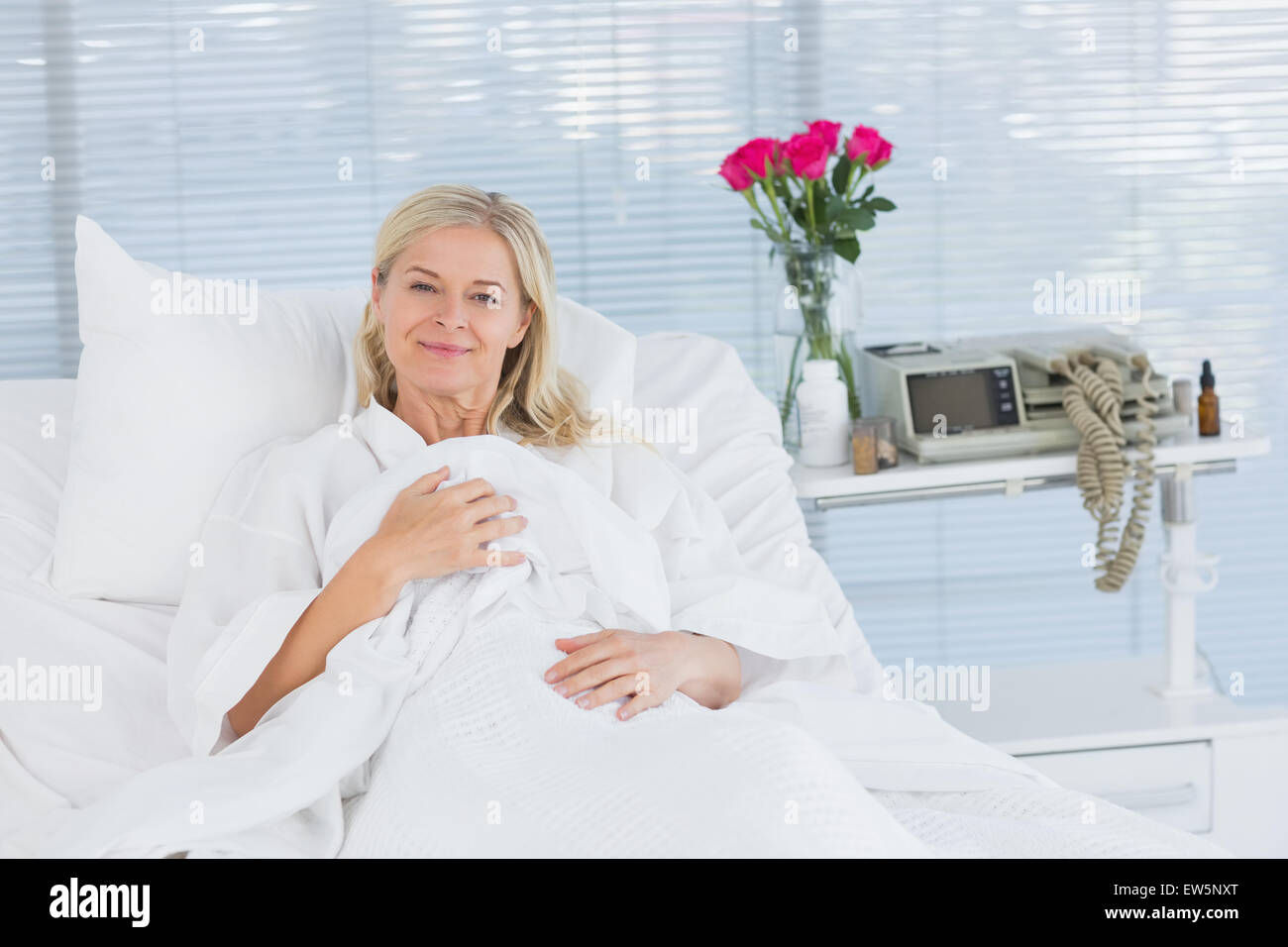 Patient smiling bed hi-res stock photography and images - Alamy