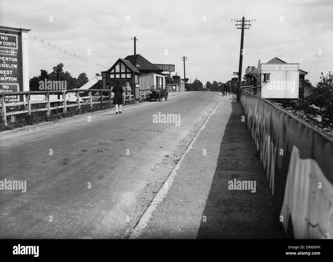 Station bridge Hillingdon. Circa 1931 Stock Photo