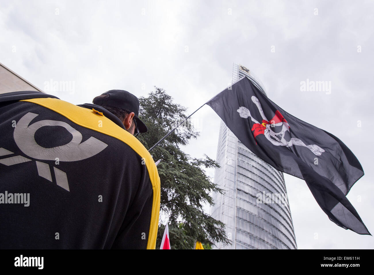 Bonn, Germany. 18th June, 2015. A Deutsche Post employee demonstrates with a pirate flag in front of the Post Tower in Bonn, Germany, 18 June 2015. Thousands of postal workers demonstrated in front of company headquarters. Photo: MARIUS BECKER/dpa/Alamy L Stock Photo