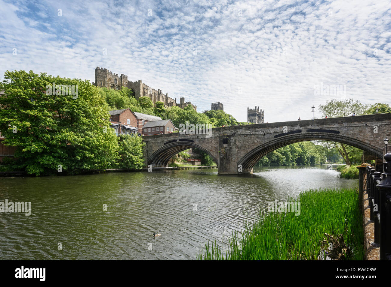 River Wear and Framwellgate Bridge overlooked by  Durham Castle and Cathedral Stock Photo