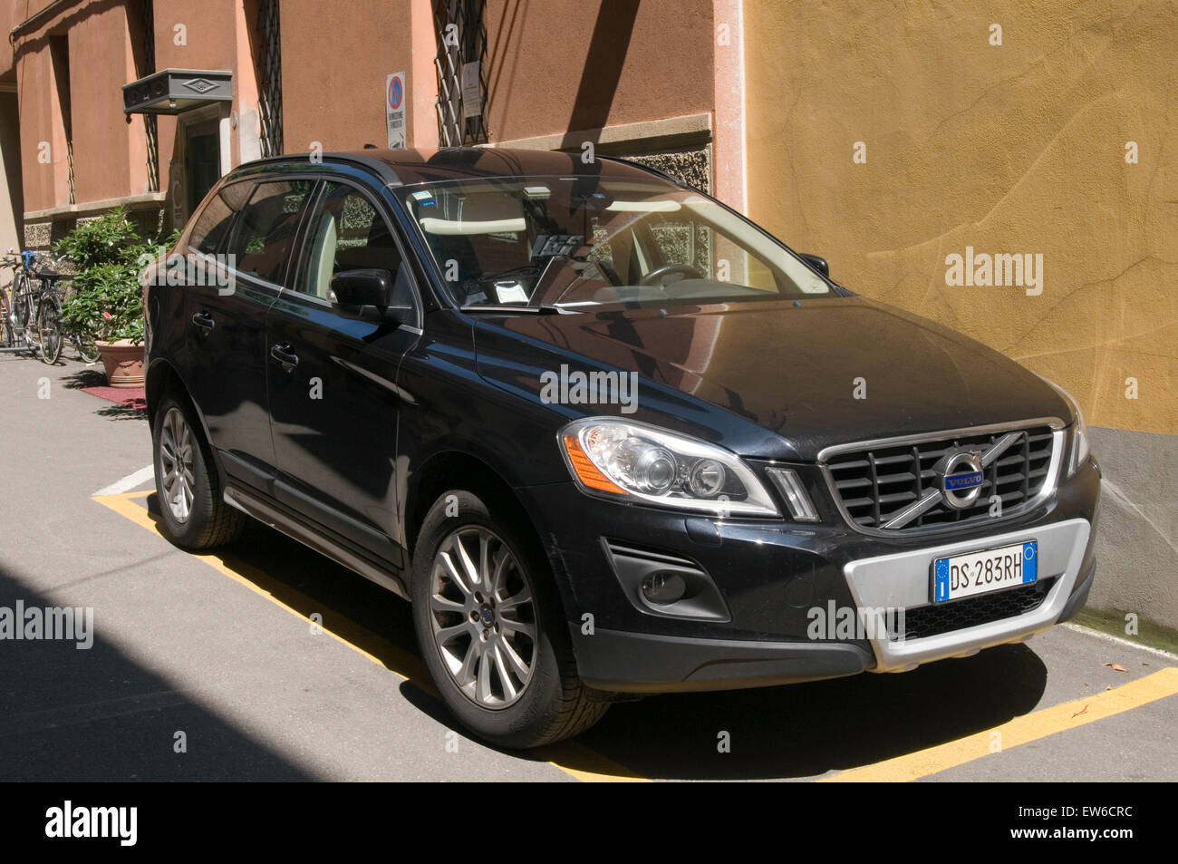 volvo xc60 suv black paint swedish car cars volvos Stock Photo Alamy