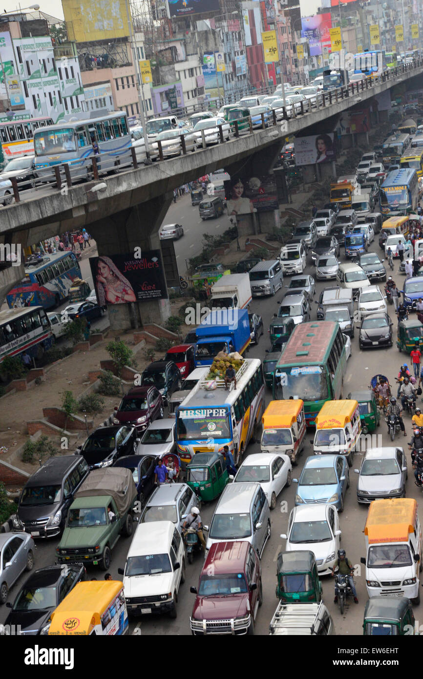 Dhaka, Bangladesh. 18th June, 2015. Traffic overcrowding on the Mahakhali fly over and inside road in Dhaka. Traffic jams are prone in Dhaka, affecting daily millions of peoples in Bangladesh. On June 18, 2015 Traffic jams in Dhaka have now become a regular feature with the increasing numbers of cars and vehicles on the road. Citizens argue the jams are obstructing trade and commerce and affecting their personal lives. Credit:  Mamunur Rashid/Alamy Live News Stock Photo