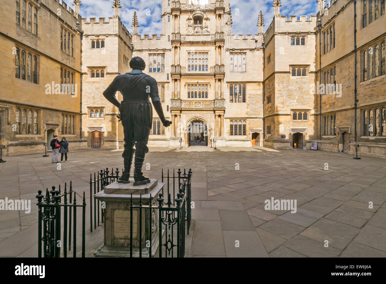 OXFORD CITY THE BODLEIAN LIBRARY COURTYARD WITH STATUE OF WILLIAM HERBERT 3rd EARL OF PEMBROKE Stock Photo