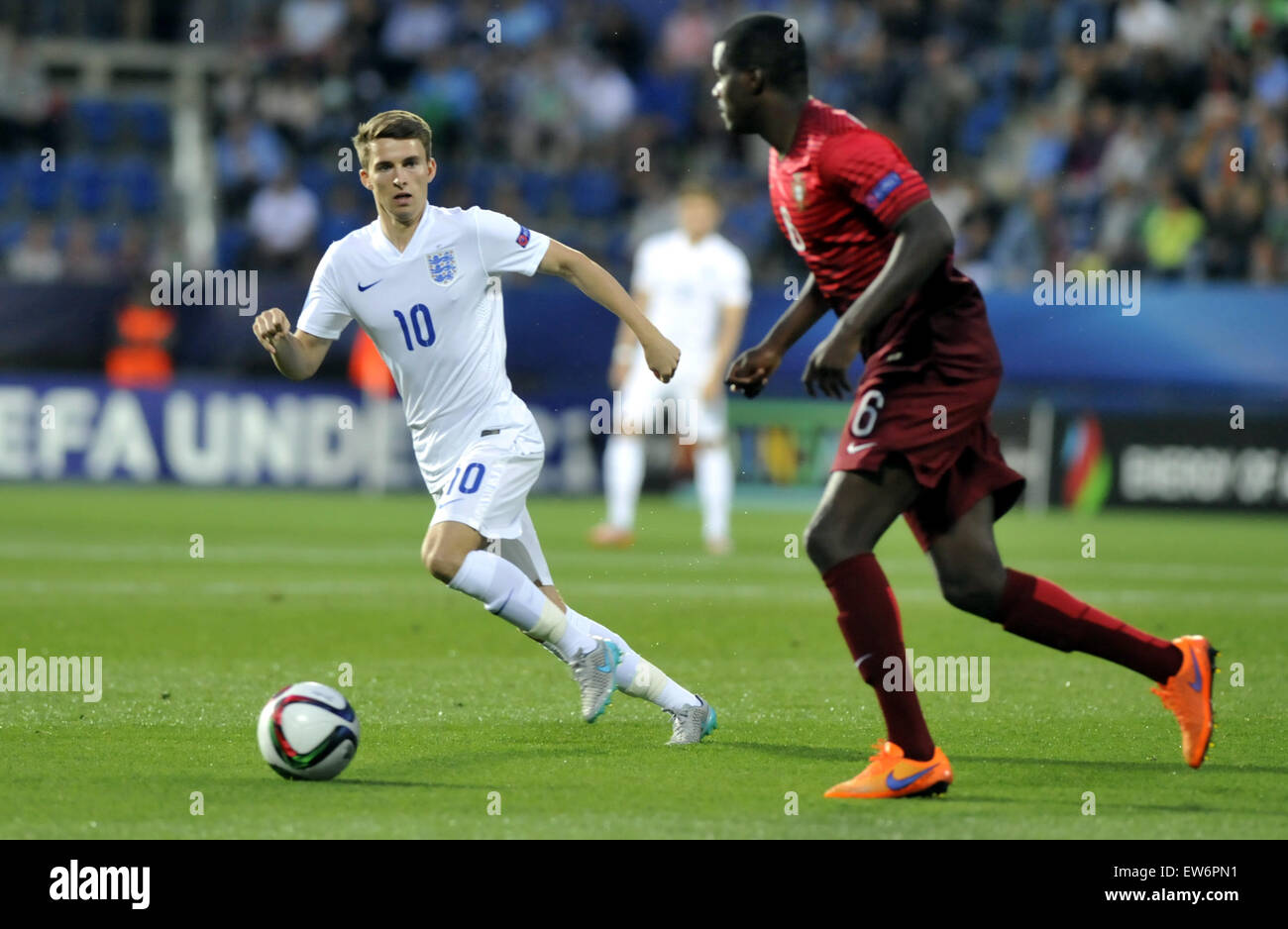 Uherske Hradiste, Czech Republic. 18th June, 2015. From left football players Tom Carroll of England and William Carvalho of Portugal fight for ball during the UEFA European U21 soccer championship group A match England vs Portugal in Uherske Hradiste, Czech Republic, June 18, 2015. © Dalibor Gluck/CTK Photo/Alamy Live News Stock Photo