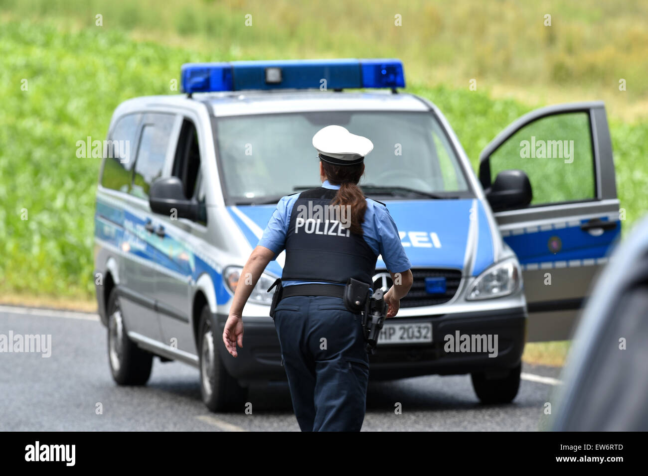 Polizei riegelt am 18.06.2015 die Zufahrt zum 'Hofgut Sassen' bei Schlitz (Hessen) ab. Der Sohn von Schrauben-Milliardär Reinhold Würth ist in Osthessen entführt worden, nach kurzer Zeit aber wieder freigekommen. Der 50-jährige behinderte Sohn des Unterne Stock Photo