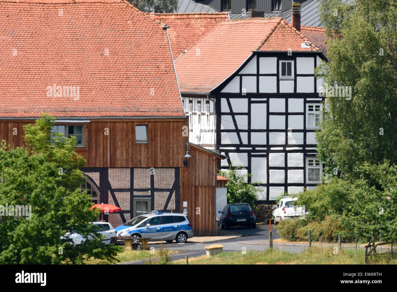 Ein Polizeifahrzeug steht vor dem 'Hofgut Sassen' in Schlitz, aufgenommen am 18.06.2015. Der Sohn von Schrauben-Milliardär Reinhold Würth ist in Osthessen entführt worden, nach kurzer Zeit aber wieder freigekommen. Der 50-jährige behinderte Sohn des Unter Stock Photo