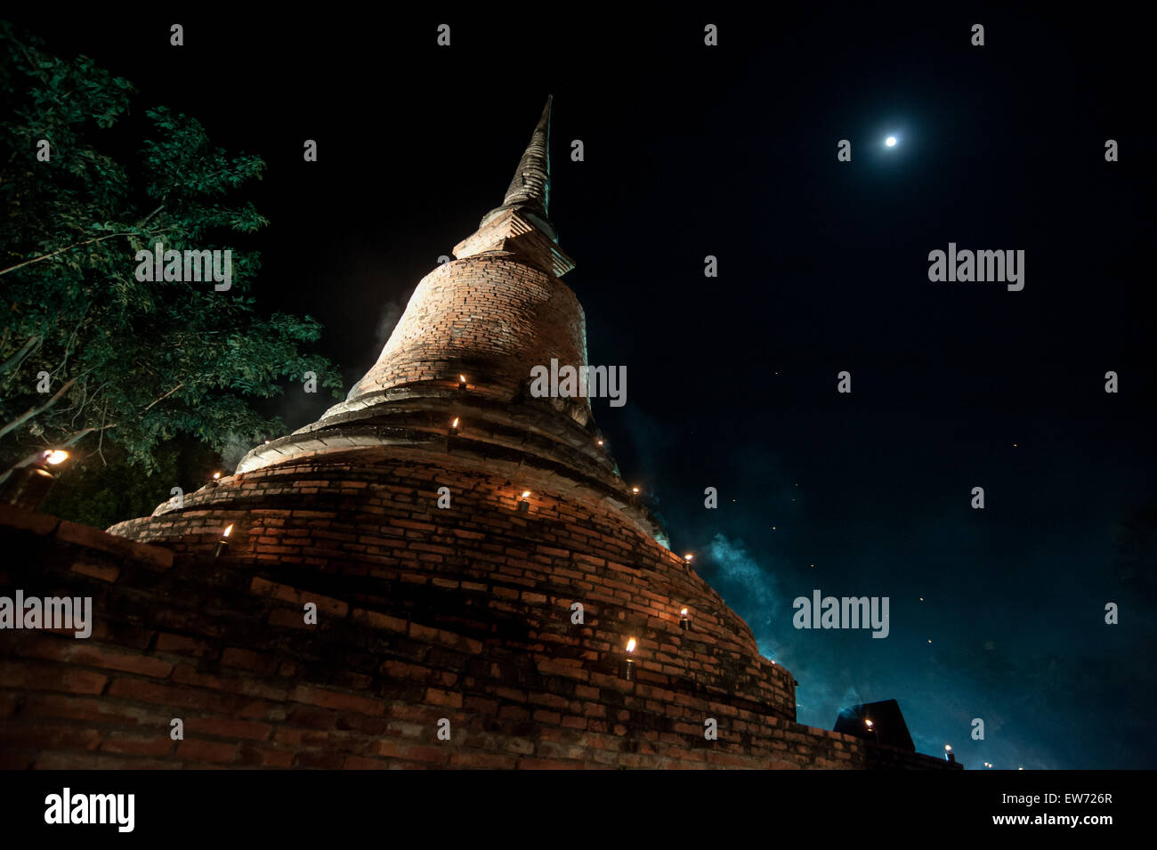 Temple at the Sukhothai Historical Park in the full moon night during the Loykratong festival Stock Photo