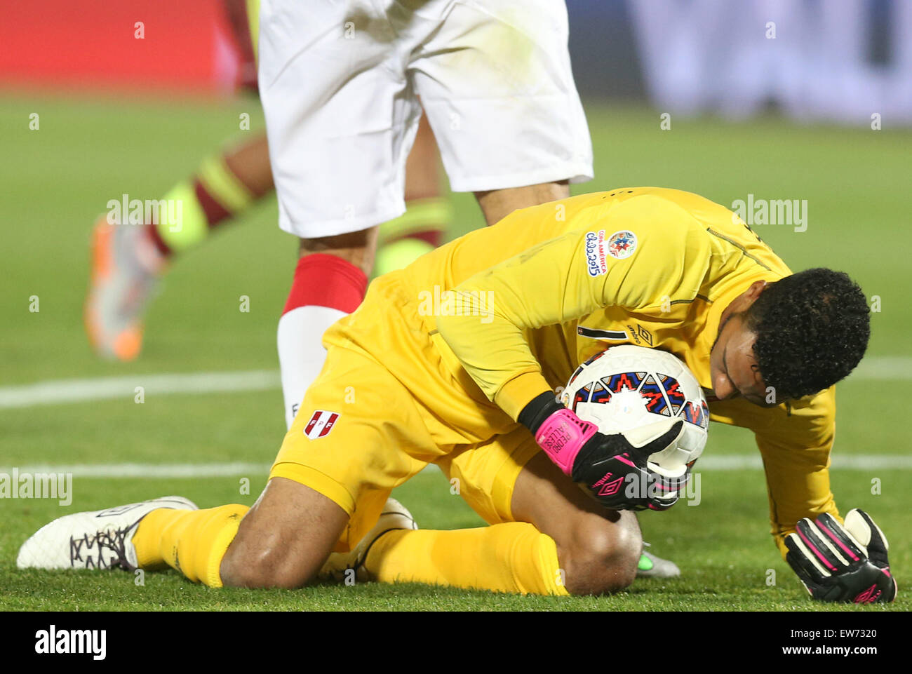 Valparaiso, Chile. 18th June, 2015. Peru's goalie Pedro Gallese saves the ball during the group C match against Venezuela of 2015 American Cup in Valparaiso, Chile, June 18, 2015. Peru won 1-0. Credit:  Rong Hao/Xinhua/Alamy Live News Stock Photo