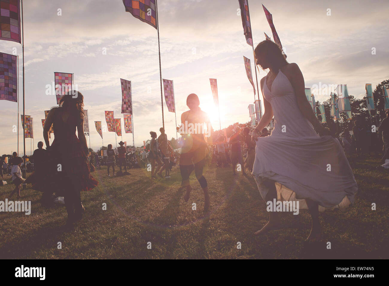 Girls dancing at music festival hi-res stock photography and images - Alamy