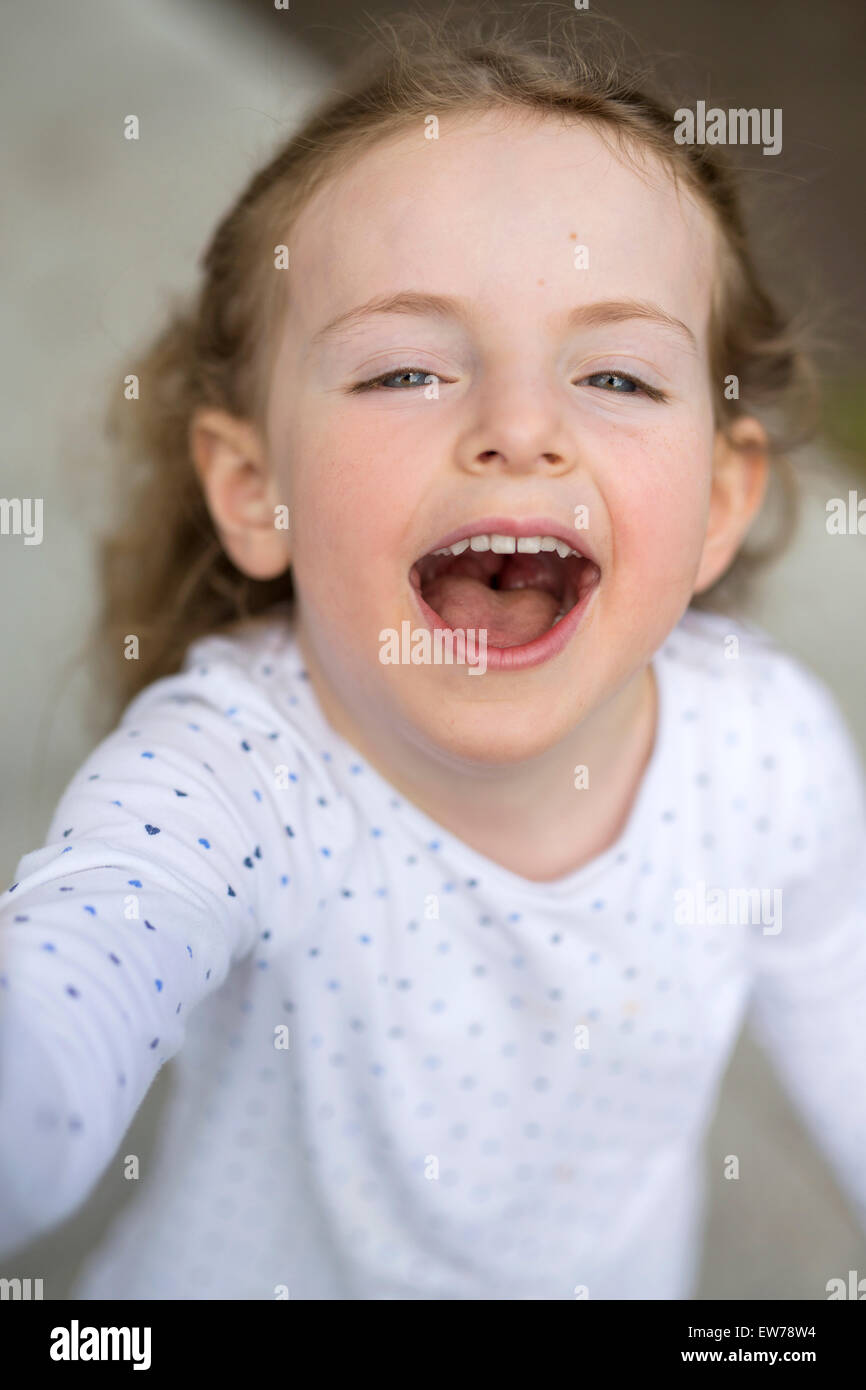 Portrait of little girl screaming hires stock photography and images Alamy
