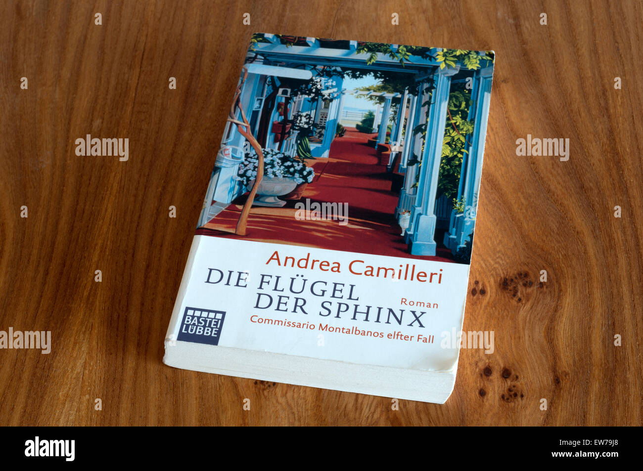 Andrea Camilleri Die Flugel Der Sphinx paperback book Stock Photo
