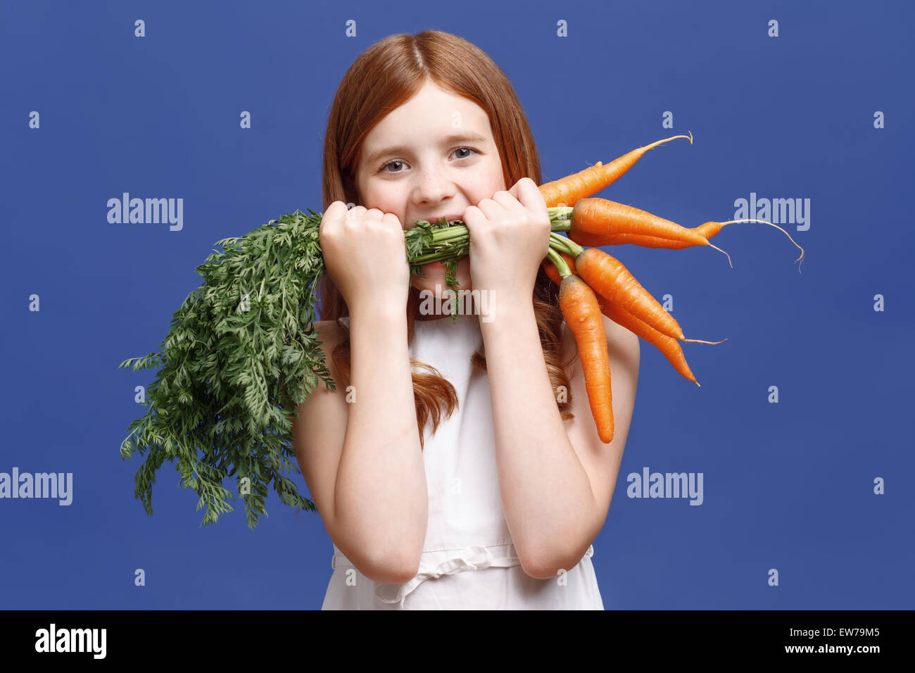 девочка первоклашка. умная девушка в очках. умный студент. девочка была образована. малыши рисуют фото со спины.